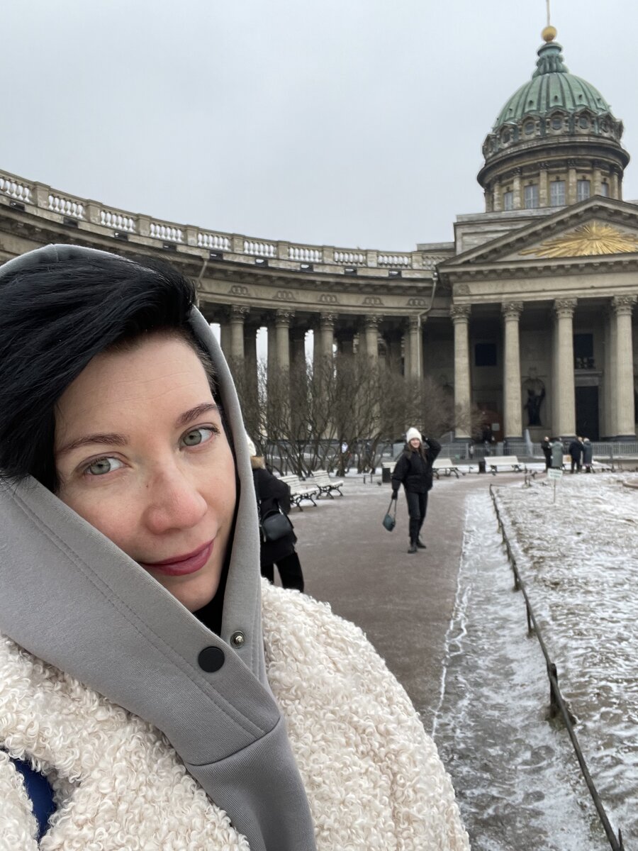 Визовый центр находится рядом с прекрасным Казанским Собором - на Казанской, 1