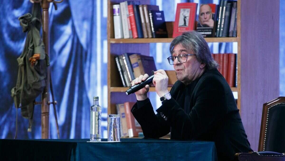     Уроженец Ростова-на-Дону, дирижер Юрий Башмет назвал жизнь уехавших из России знаменитостей неполноценной, его слова приводят СМИ.