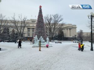  📷    В Оренбурге новогодний городок на площади Ленина работает последние дни Белов Михаил Александрович
