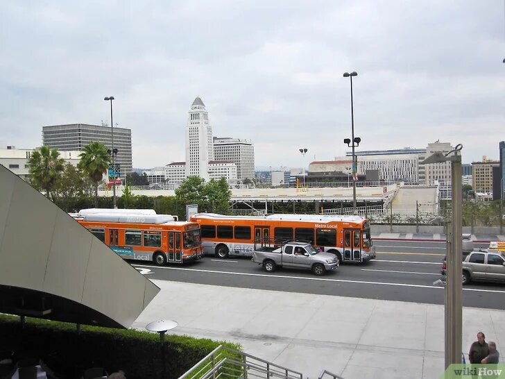 2Задержитесь после концерта и ждите туристического автобуса. Скорее всего, охранники попытаются выгнать вас, потому что это запретная зона (в зависимости от популярности музыкантов), но не сдавайтесь!