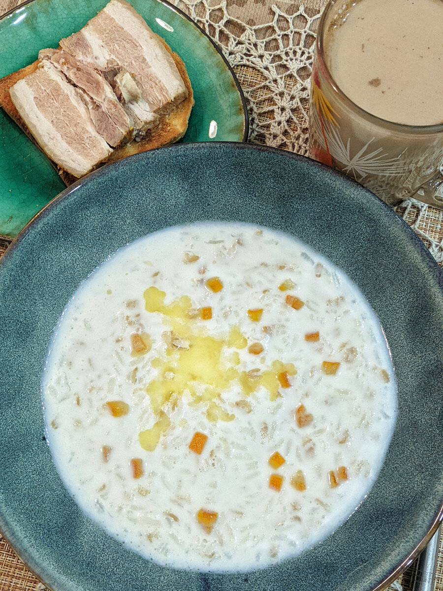Рисово-овсяная каша с маслом и цукатами, тост с грудинкой, кофе с молоком 