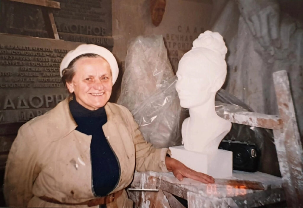 Надежда Семёновна Ивлева в своей скульптурной мастерской на ул. Кирова, 72