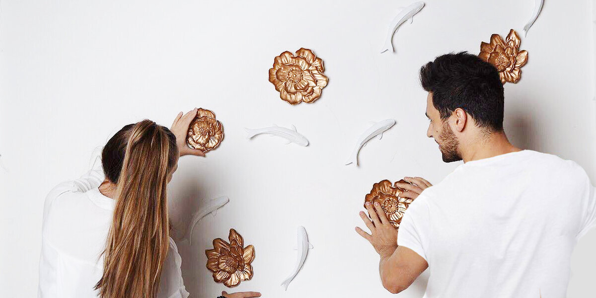 На фото цветы Rose и настенные рыбки из ассортимента фабрики