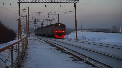 Электропоезд ЭД9Э-0057 с маршрутом от Луны до Солнца.