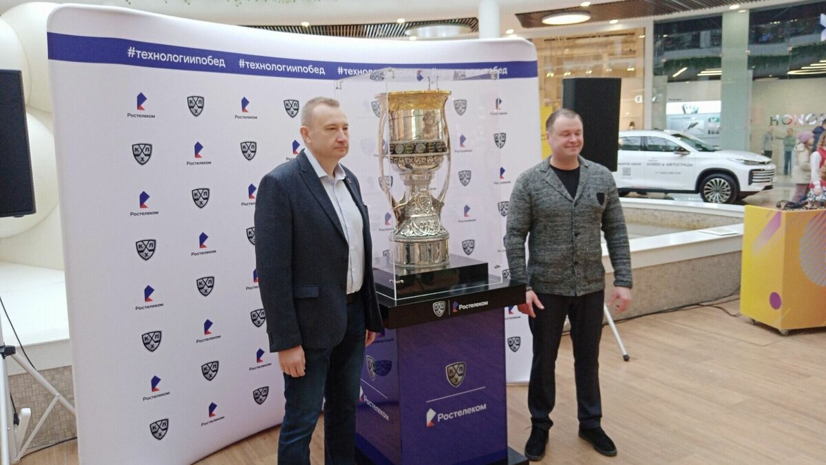     В Тюмень привезли главный приз Континентальной хоккейной лиги «Кубок Гагарина». Трофей выставлен для болельщиков в торговом центре «Сити Молл».