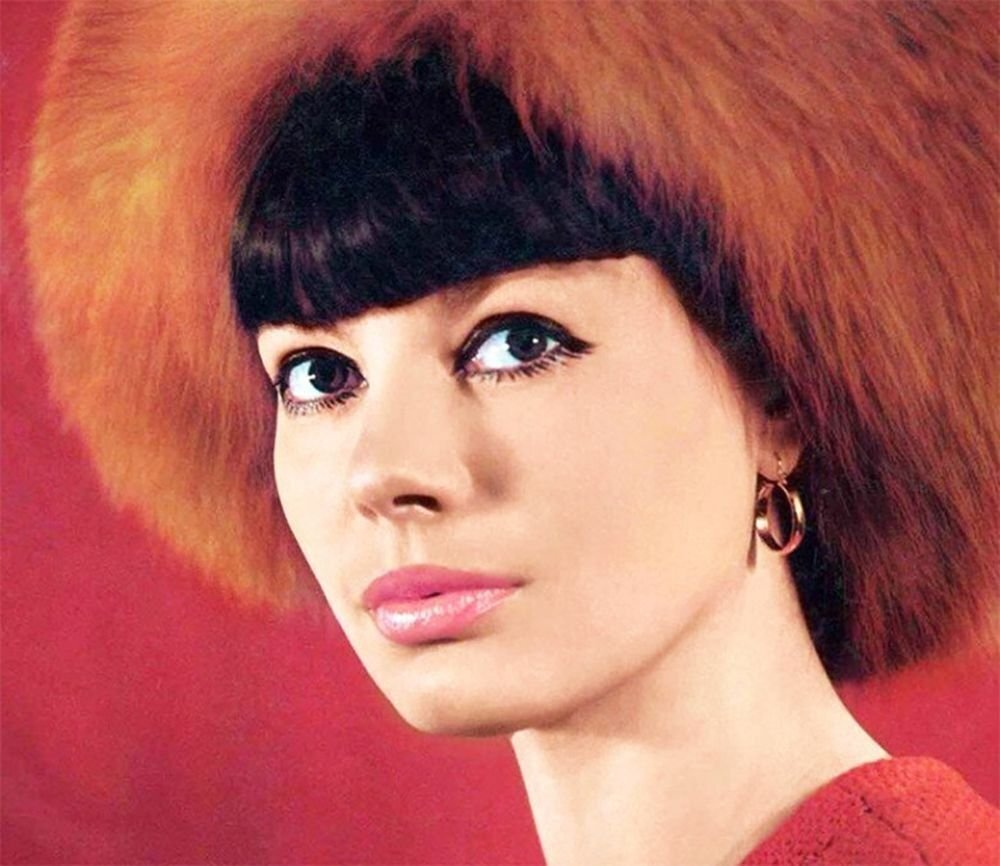 Советская манекенщица Регина Збарская на обложке журнала «Мода» в 1967 году