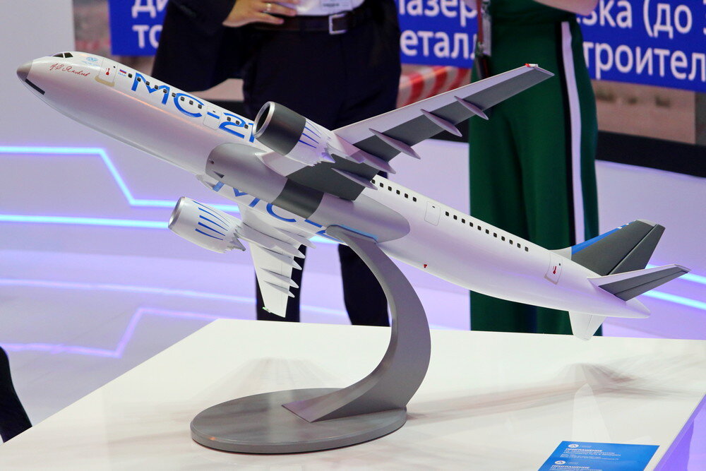 Модель МС-21 на стенде ЮМАТЕКС. Серым цветом выделены части самолёта, которые изготавливаются из российских композитов.