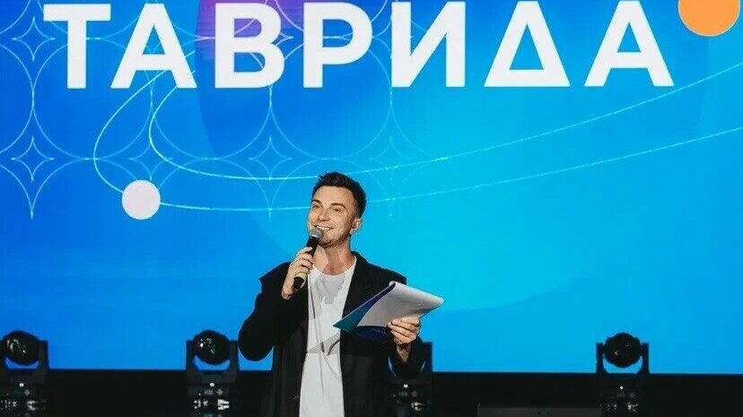     Он исполнил эстрадную песню о краевом центре собственного сочинения.