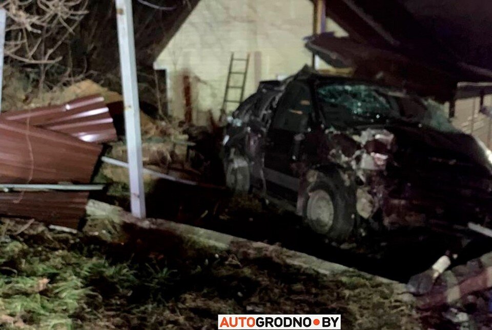     Водитель не справился с управление, и машина слетела с дороги. Фото: autogrodno.by