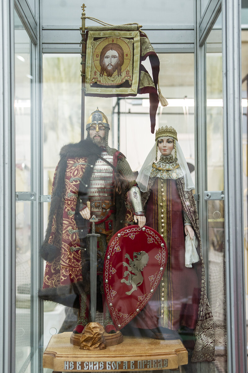 Великий князь Александр Ярославич Невский и Великая княгиня Александра Брячиславна . Русь XIII век. Реконструкция княжеских костюмов - Ирина Волкодаева; авторский фарфор, ручное и золОтное шитье, вышивка. Мех, жемчуг и самоцветы.  Реконструкция доспехов и ювелирных изделий - Андрей Аксенов; дамасский меч, кольчуга пластинчатая броня,шлем с бармицей, щит,  коруна, колты, рясны и бармы. 2007 год. 