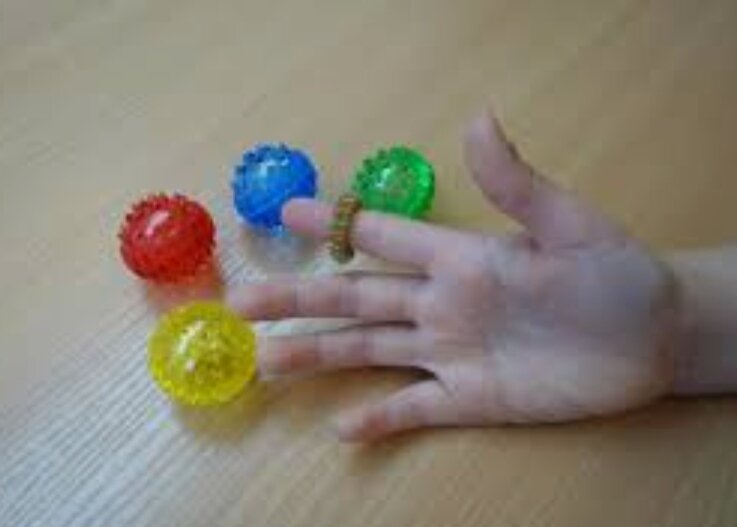 Су-Джок терапия подразумевает воздействие при помощи специальных шариков и эластичных колец на активные (акупунктурные) точки, которые находятся на кистях рук и стопах, что способствует улучшению работы организма. "Су"-кисть, "Джок"-стопа (японск.) 