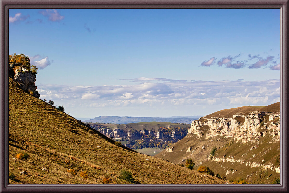 Склоны балки Извещательной и за ними долина Кувы 