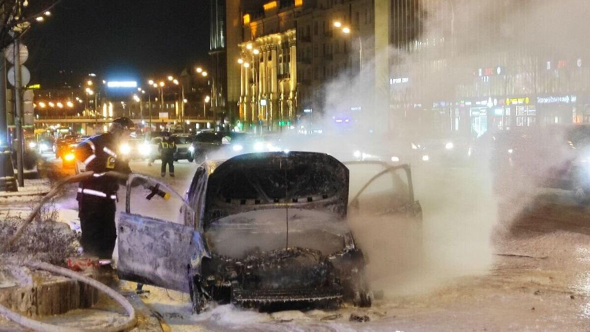    Автомобиль каршеринга загорелся на Зубовском бульваре в центре Москвы© Фото : РИАНовости