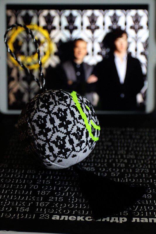 Вышитый ёлочный шар по мотивам сериала "Шерлок". Вид сбоку