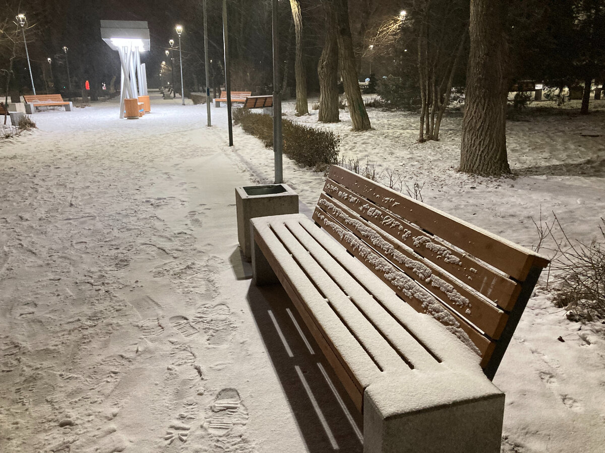 Какие скамейки нетронутые...