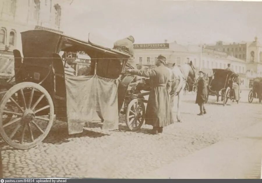 Линейка на площади Ильинские ворота поближе, 1895-1905. С сайта www.pastvu.com.