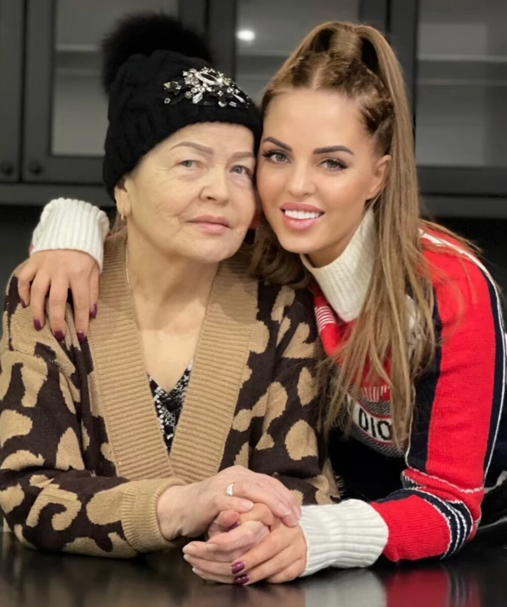    Юлия Ефременкова с бабушкой Фото: Инстаграм (запрещен в РФ) / @efremenkovvvva