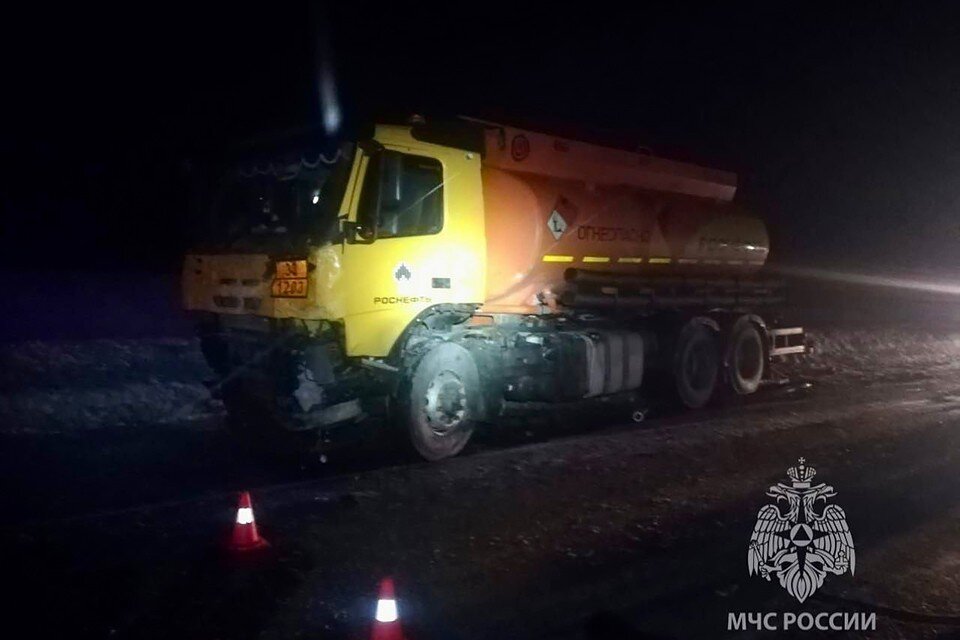     По предварительной версии, водитель Volvo не справился с управлением. Фото: МЧС по Мурманской области