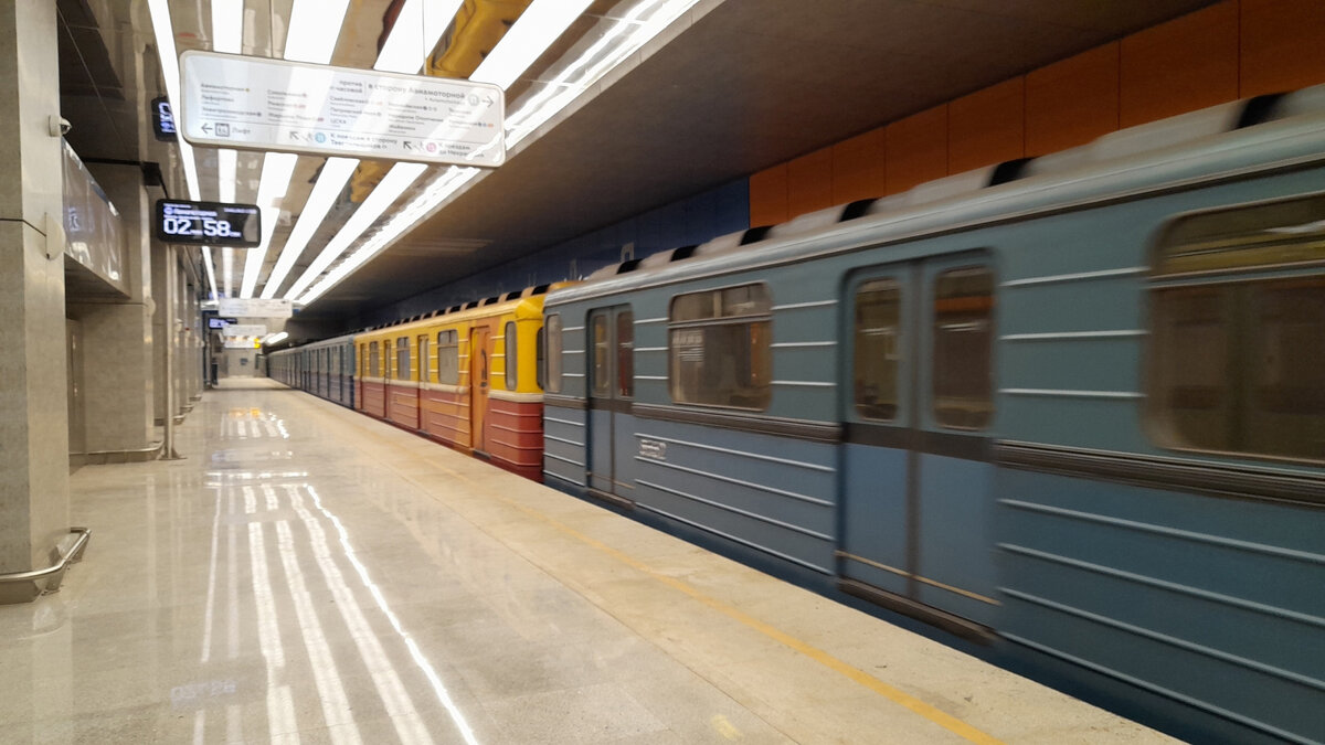 Есть пробный поезд на 🚇 пусковом участке 💍 Большой Кольцевой линии, а  также, перегонка составов в депо 