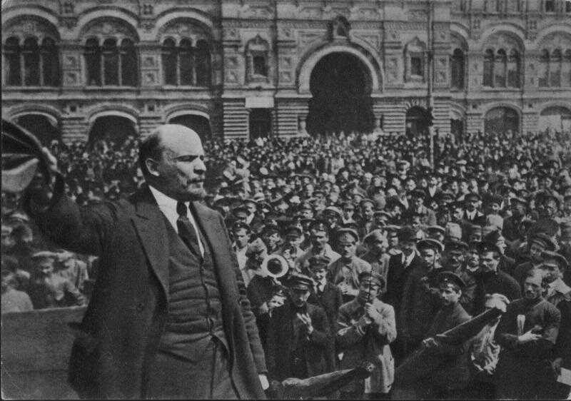 Владимир Ленин произносит речь перед войсками Всевобуча на Красной площади. 25 мая, 1918 года.