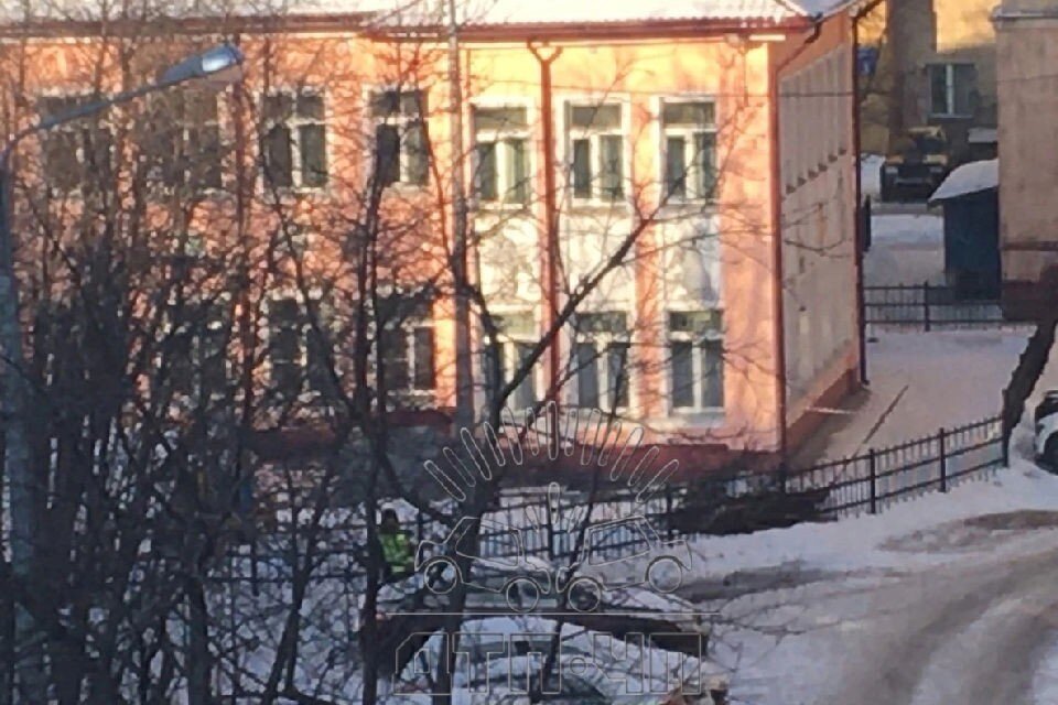     На детской площадке возле учреждения был обнаружен подозрительный предмет. Фото: vk.com/murmansk_dtp