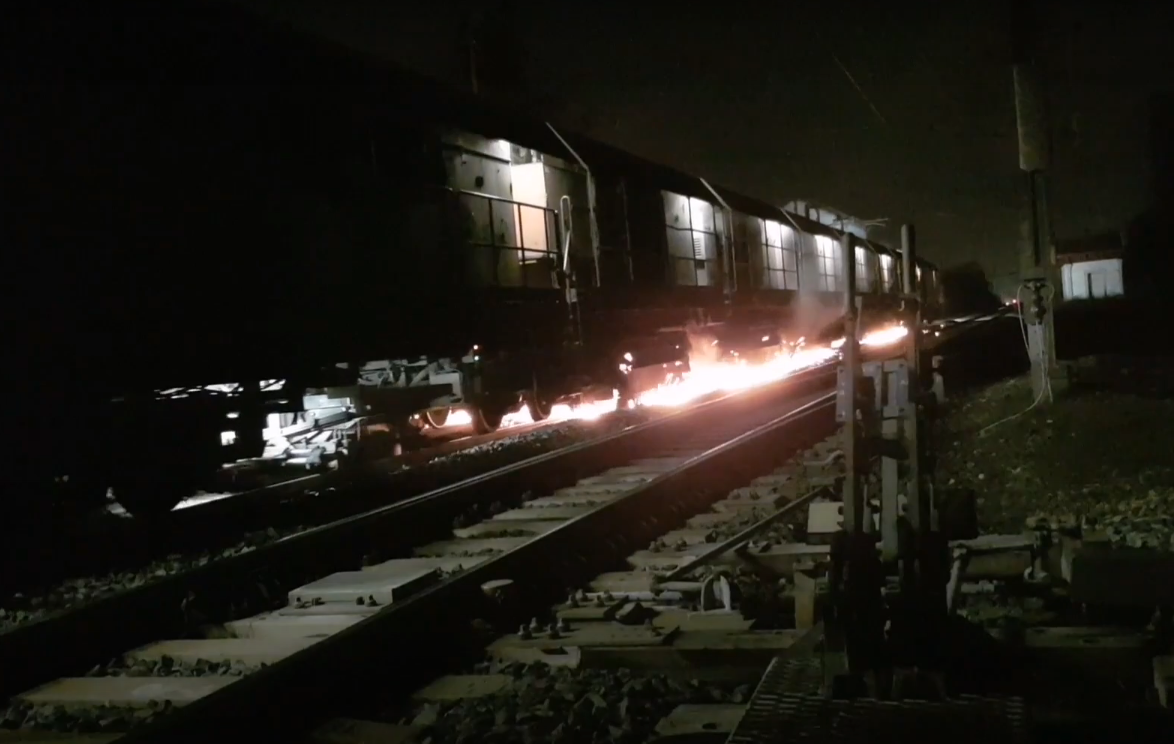 Огонь из дымохода. Почему летят искры из автомата. Текстура выстрела. Летающий дымоход. Летят искры из банной трубы.