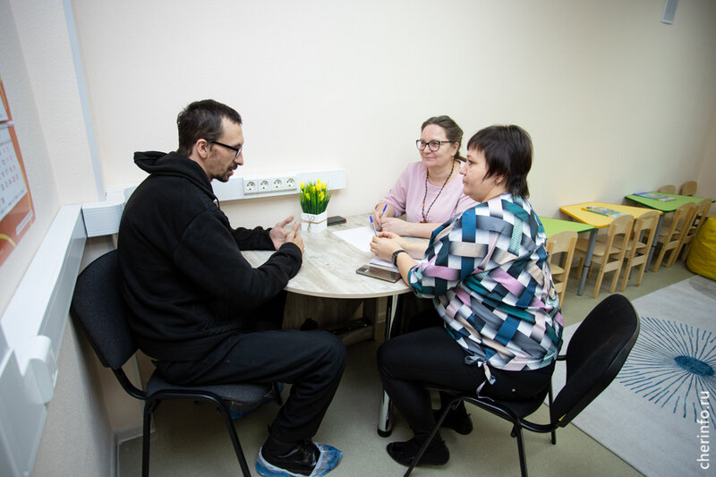    Фонд переехал на Менделеева, 3 и занимает теперь три этажа. Появились комнаты отдыха, гардероб, зал для работы с беременными, игровая, сенсорная комнаты, переговорные, актовый зал