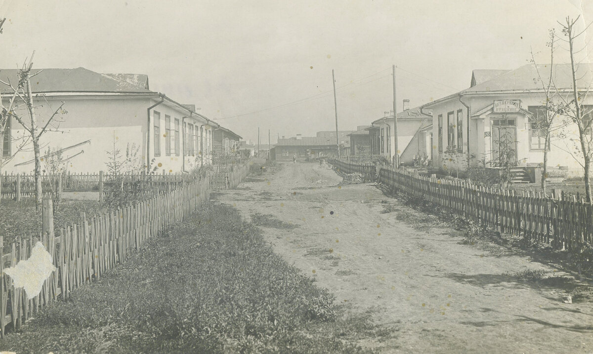 Фото начала 1930-х годов. Предоставлено Новокузнецким краеведческим музеем. Больничный Городок Нижней Колонии. Акушерское отделение - первое здание справа.