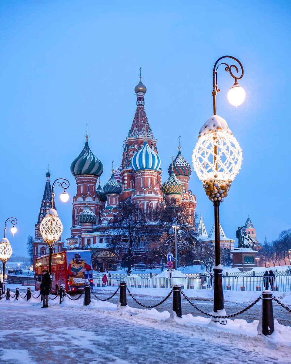 Красная площадь - это главная площадь Москвы, расположена между Московским Кремлём (к западу) и Китай-городом (на восток ). Выходит к берегу Москвы - реки через пологий Васильевский спуск. 