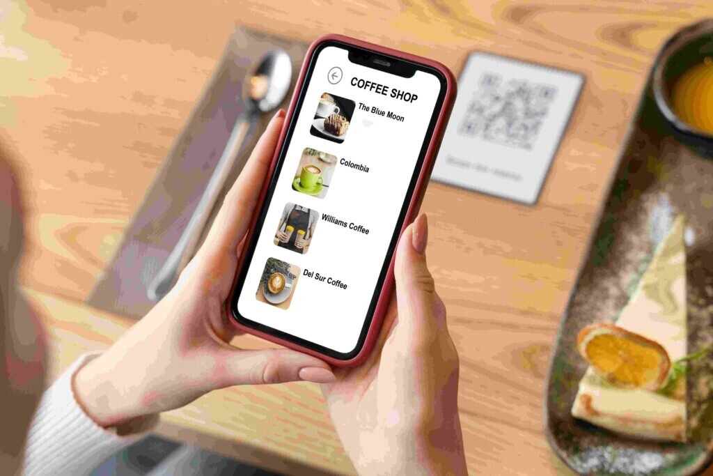 QR kod menü kullanmanın geleneksel baskılı kağıt menü kullanmaya oranla bir çok avantajı bulunmaktadır. Bu avantajları bilip restoran işletme mekaniklerine doğru bir şekilde uygulamak modern restoran işletmeciliği açısından oldukça faydalıdır. QR karekod menü avantajları başlıklı bu yazımızda gelin birlikte QR menü avantajlarını inceleyelim 