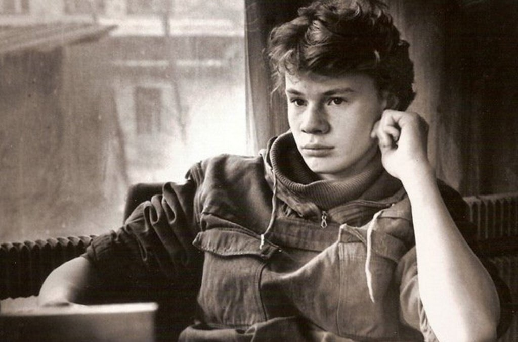  Он завоевал сердца зрителей, когда в девять лет сыграл Гекльберри Финна в детском фильме про Тома Сойера. И попал он в этот фильм не по блату. А благодаря бабушке, которая отвела внука на кинопробы.-6