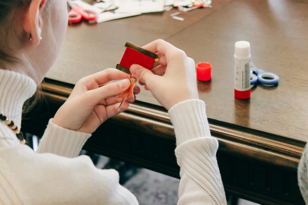    Юных оренбуржцев научили своими руками сделать памятный знак «Золотая Звезда» Андрей Севостьянов