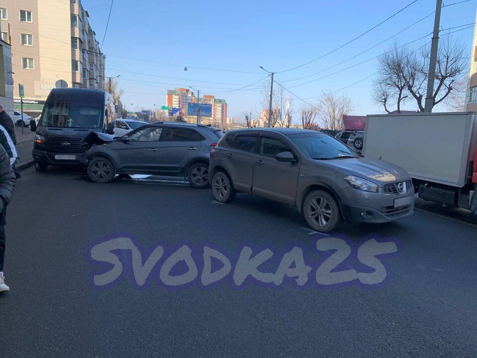     Покатившись, Hyundai ударил Nissan Qashqai и катафалк.  Социальные сети