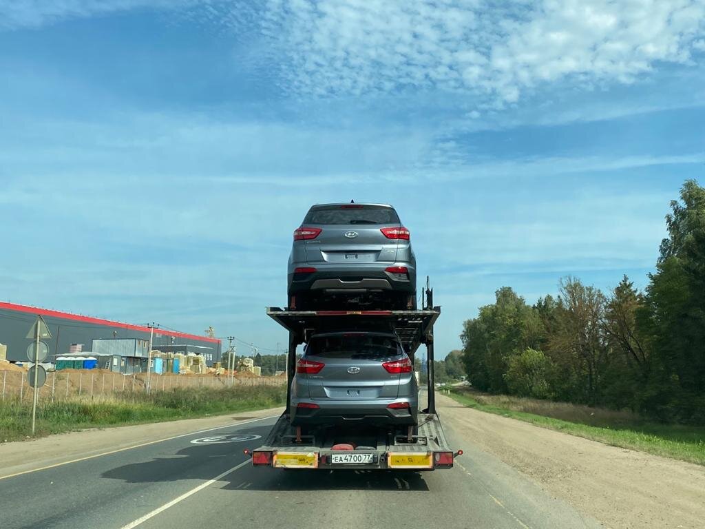 Автомобили с дальнего востока. Автовоз из Владивостока. Автовоз БМВ. Автовоз Владивосток Москва с машинами. Компания автовозов Рено с цветочками.