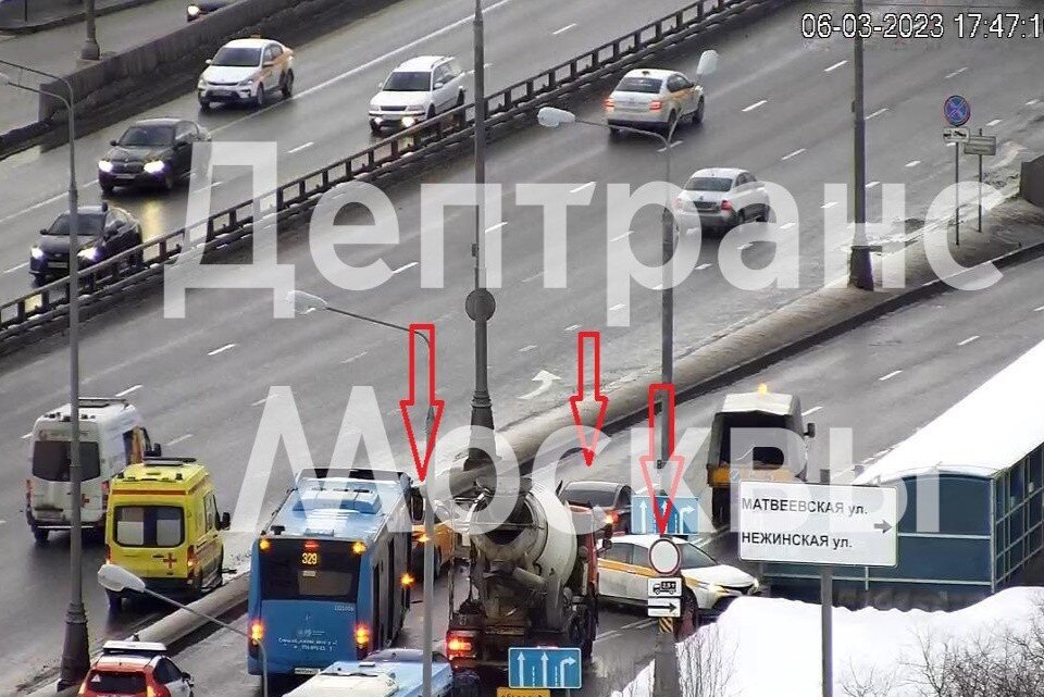     На месте ДТП работают оперативные службы города  Департамент транспорта Москвы