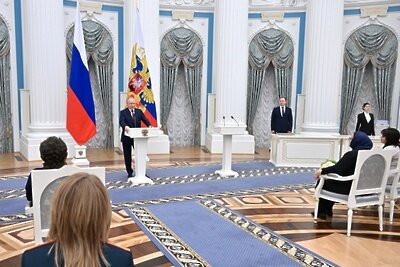    Президент РФ Владимир Путин на церемонии вручения в Международный женский день государственных наград выдающимся женщинам России ©Илья Питалев РИА Новости