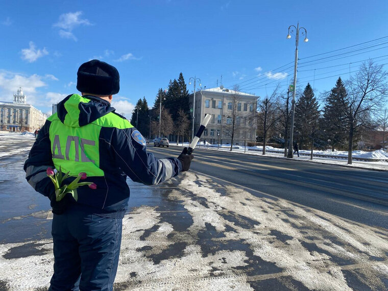    Полицейские специально останавливали машины, которыми управляли женщины и девушки