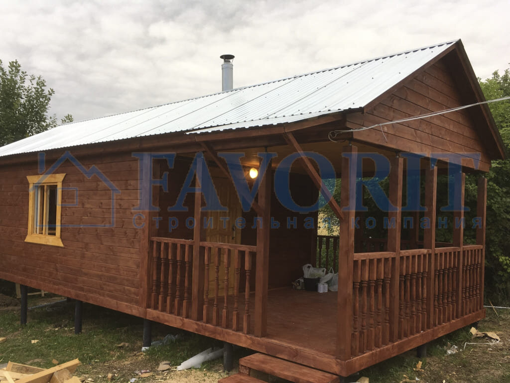 Баня 4х6 из профилированного бруса с террасой 3х4 от компании «Фаворит». Технология строительства дома из бруса во многом похожа.