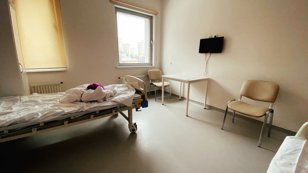 А это другая часть палаты и кровать соседки.