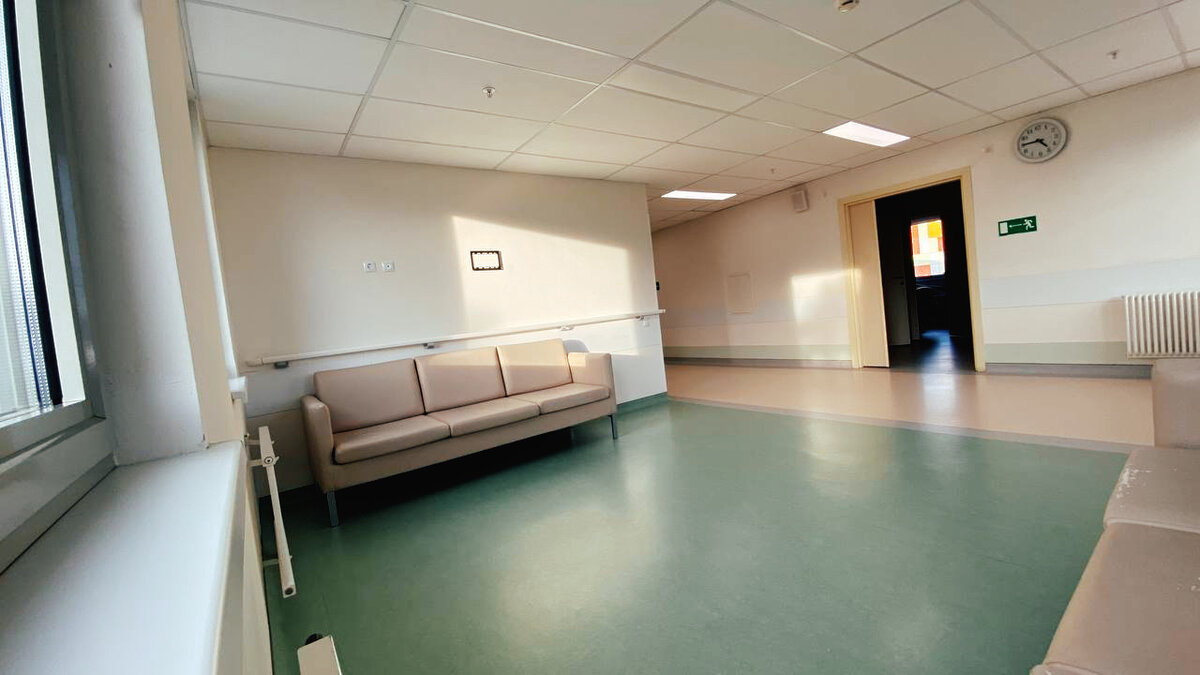 А это зона отдыха. Часто на этом диване девочки разговаривают по телефону.