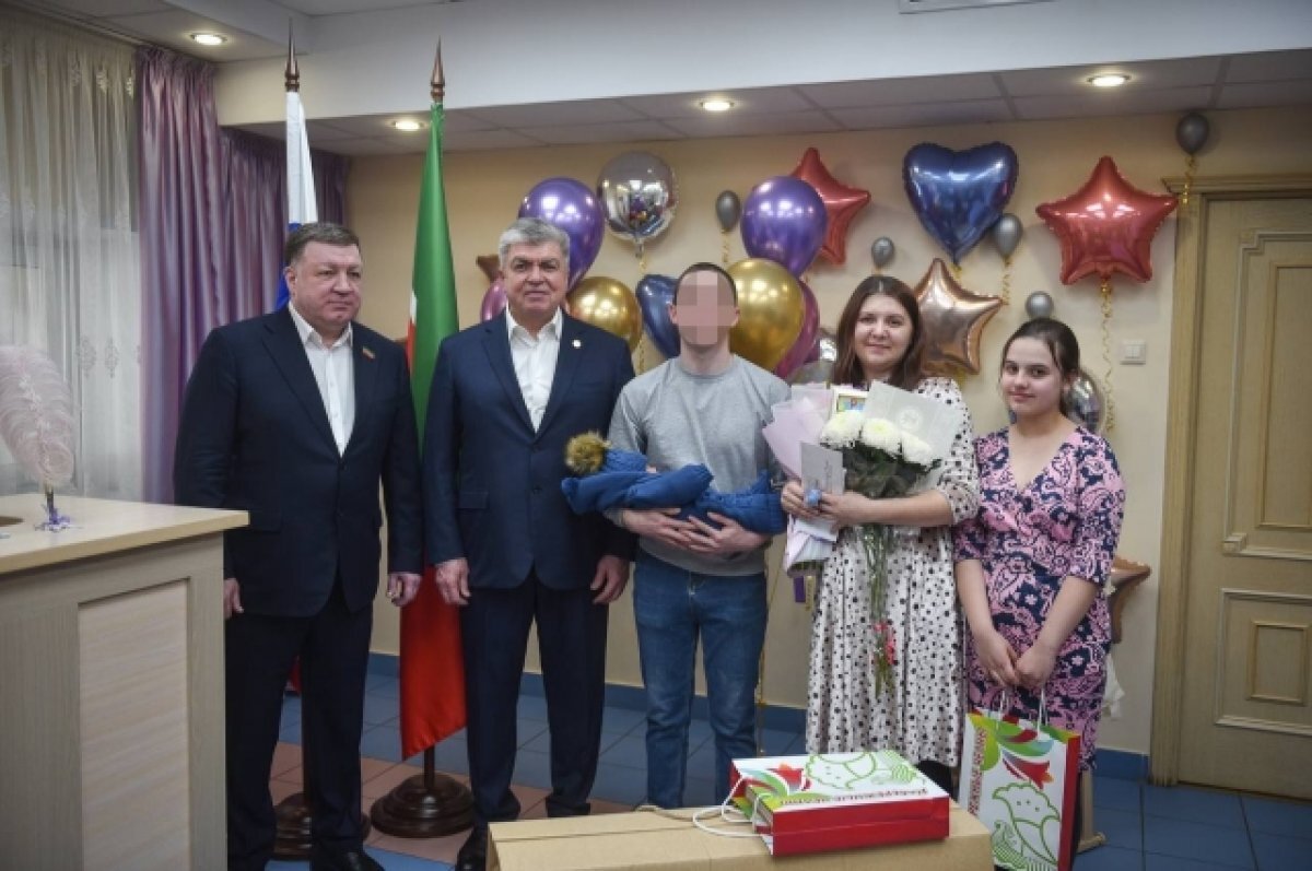    100 000 рублей вручили в Челнах семье военнослужащего в честь рождения сына