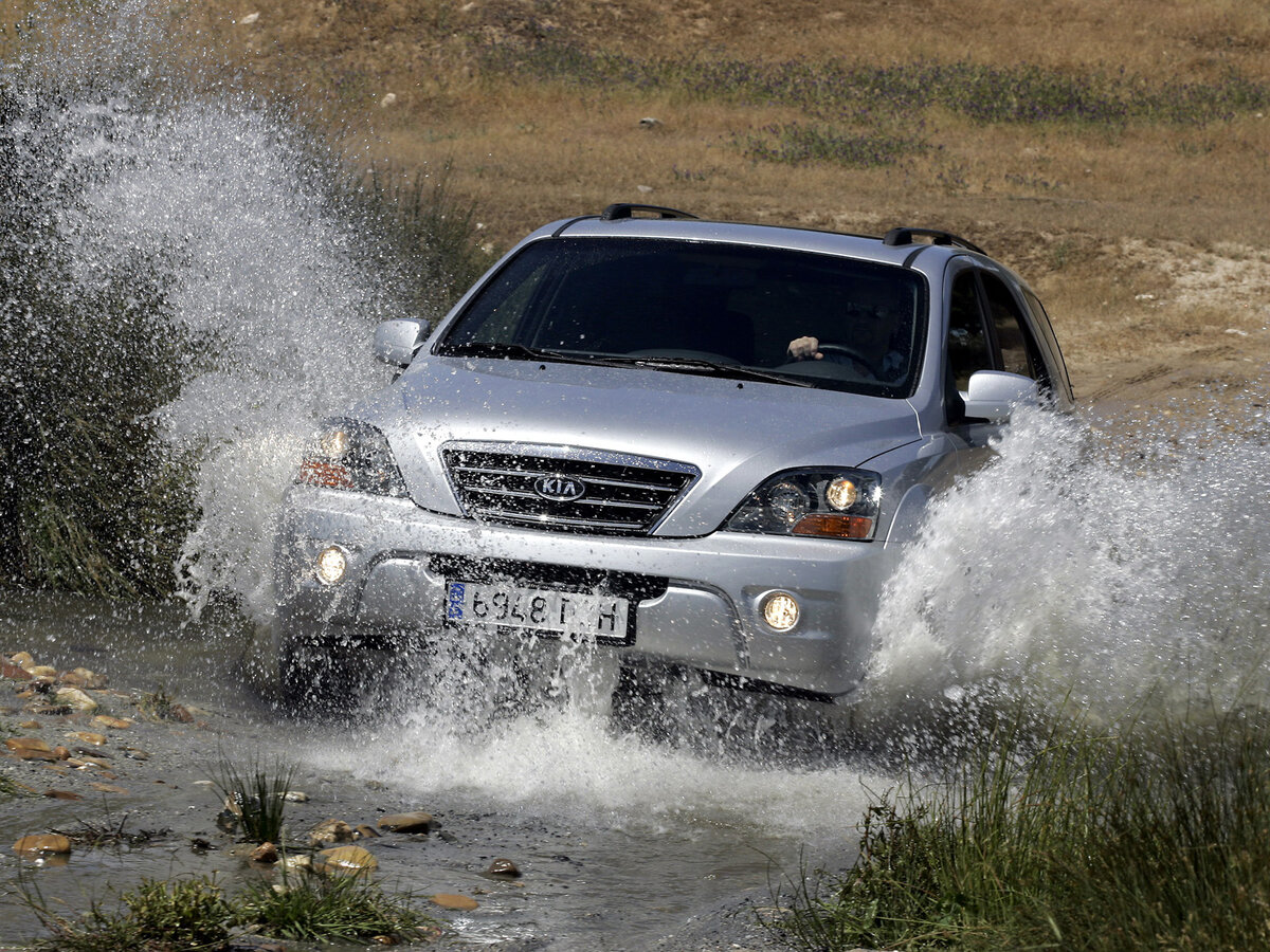 Какой он? Первый Kia Sorento внешне напоминает Mercedes-Benz ML в кузове W163. В своё время он был флагманом Kia, поэтому оснащение и оформление салона у него соответствующие.-2