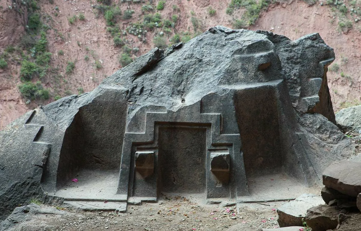 Фото: https://mysteriesrunsolved.com/2021/01/naupa-huaca-portal.html