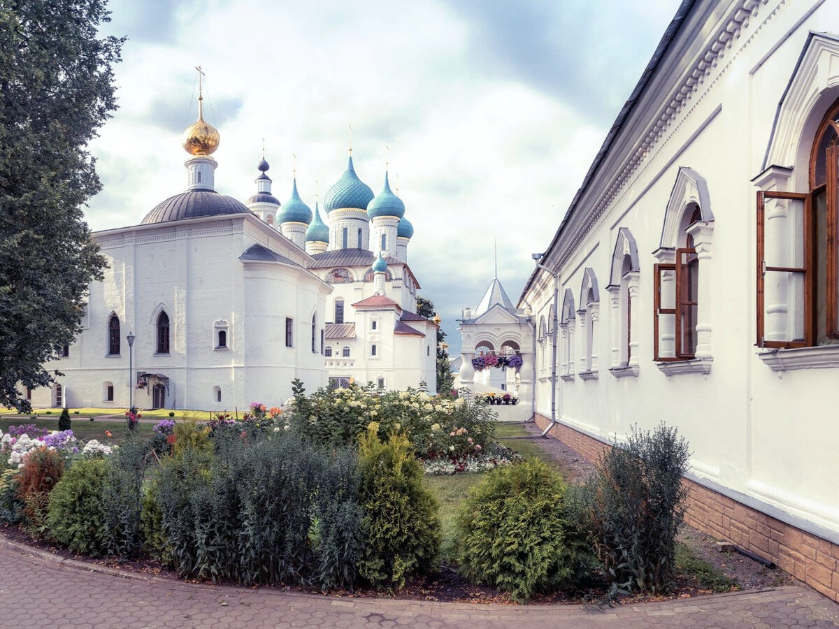 Места ярославля которые стоит посетить. Достопримечательности ярославля ярославская стрелка. Исторический центр ярославля. Толгский монастырь кедровая роща. Спасо-преображенский монастырь ярославль.