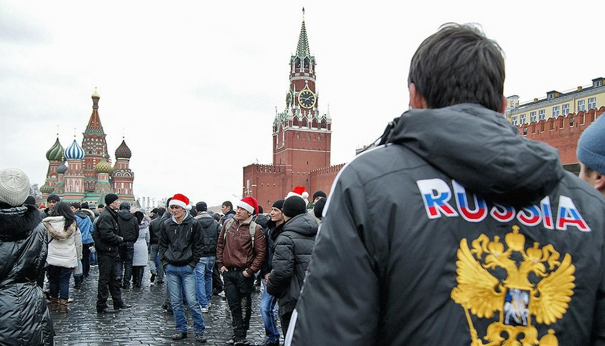 Жизнью будут гражданами россии и. Мигранты на красной площади. Гастарбайтеры на красной площади. Красная площадь новый год мигранты. Мигранты в Москве на красной площади.