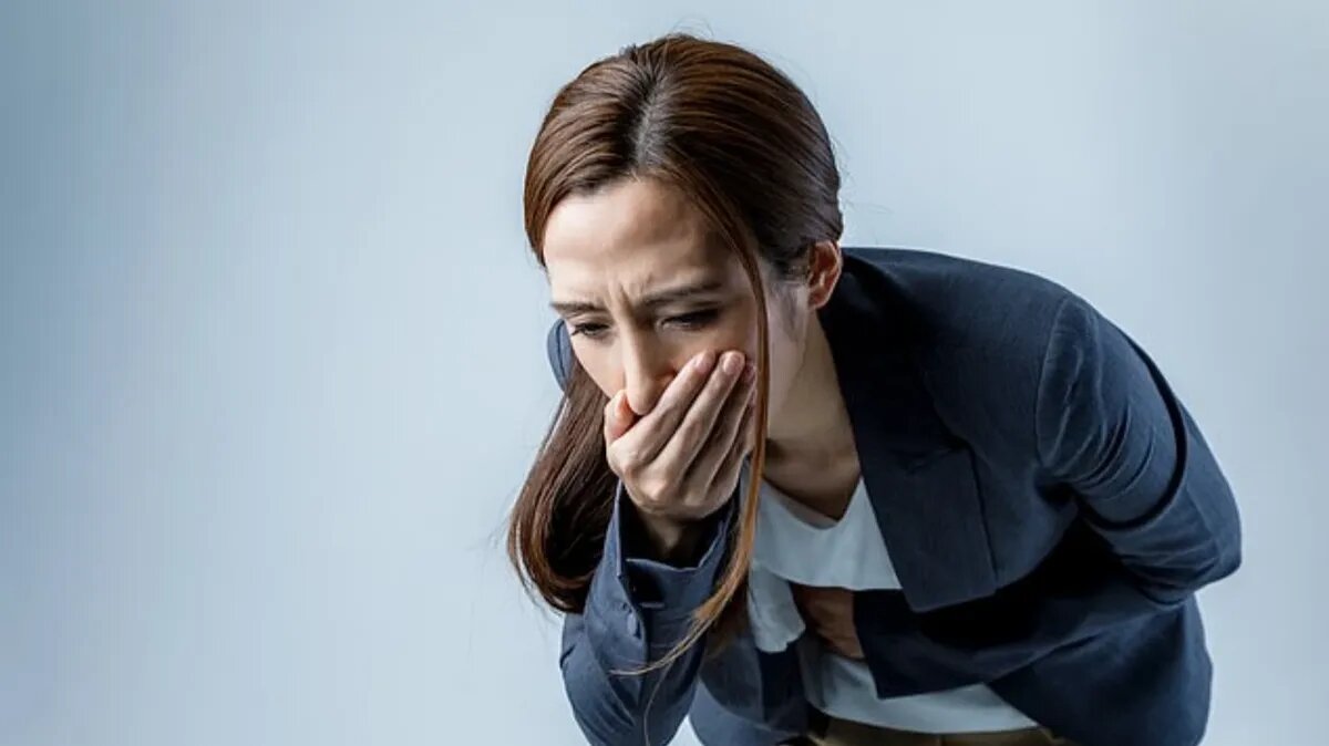 Рак желудка может вызвать закупорку желудка, что затрудняет удержание пищи. Фото:  Shutterstock