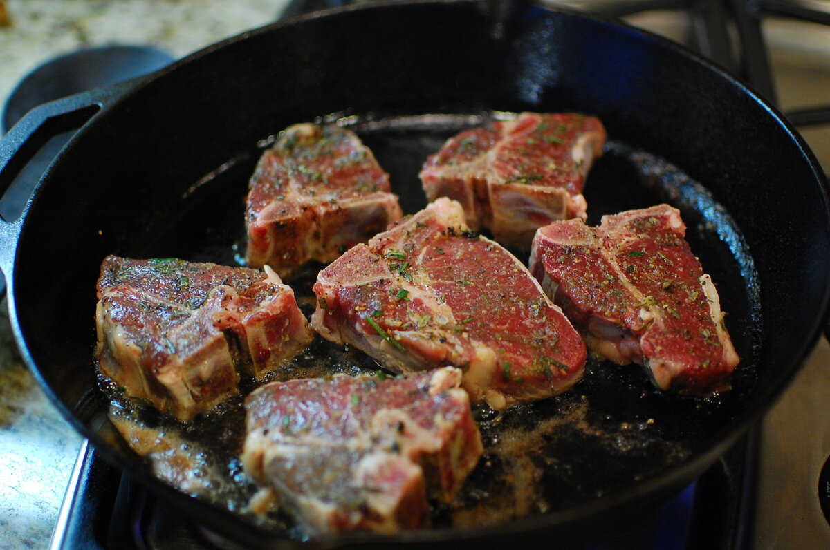 Мясо приготовленное на сковороде рецепт. Мясо на сковороде. Обжаривание мяса. Жареное мясо на сковородке. Обжарить мясо на сковороде.