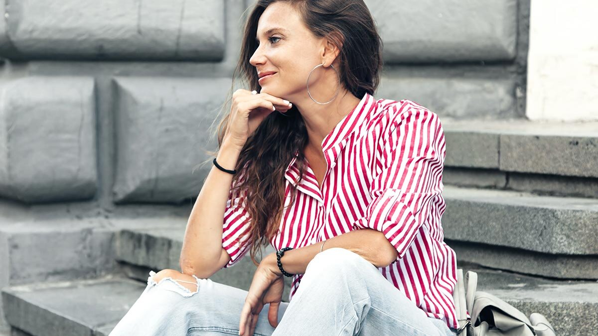     Женская мода Анна Оленькова
Полосатая рубашка и джинсыShutterstock/Fotodom