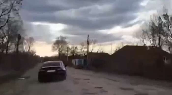    Федеральное ТВ показало, как лихо «Тойота» Богомаза объезжает ямы и ухабы в брянском приграничье avchernov