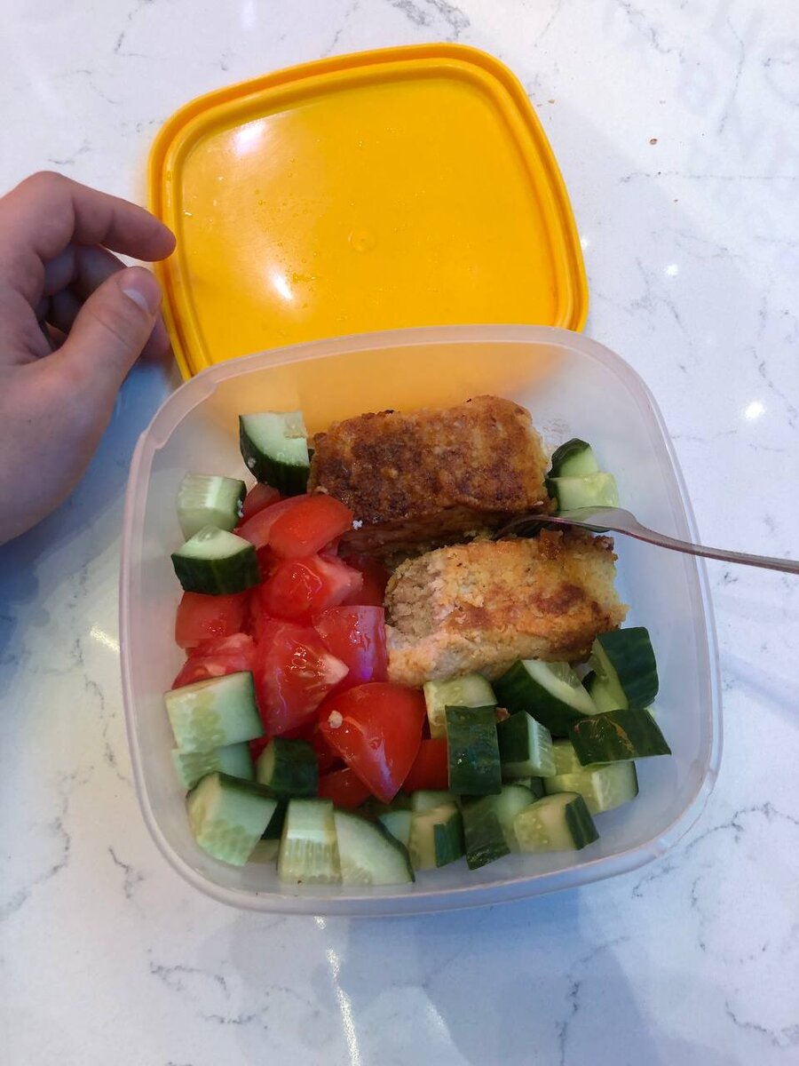 котлеты и салат. моя еда между персоналками